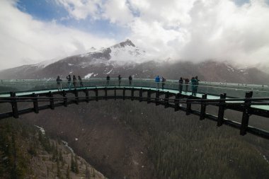 Columbia Icefield Hava Yolu boyunca Icefield Parkway, Alberta, Kanada, bulutlar ve insanlarla