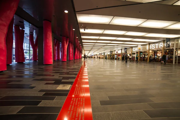 Montreal Metro, Quebec, Kanada 'da bir alışveriş merkezinin içi.