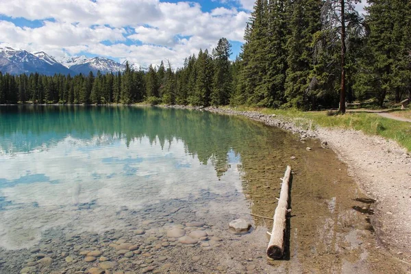 Jasper Ulusal Parkı, Alberta, Kanada 'daki Annette Gölü' nün muhteşem manzarası