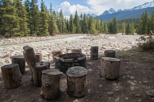 Krajobraz Kanadyjskiej Rzeki Park Narodowy Banff Alberta Kanada Kamieniami Drzewami — Zdjęcie stockowe