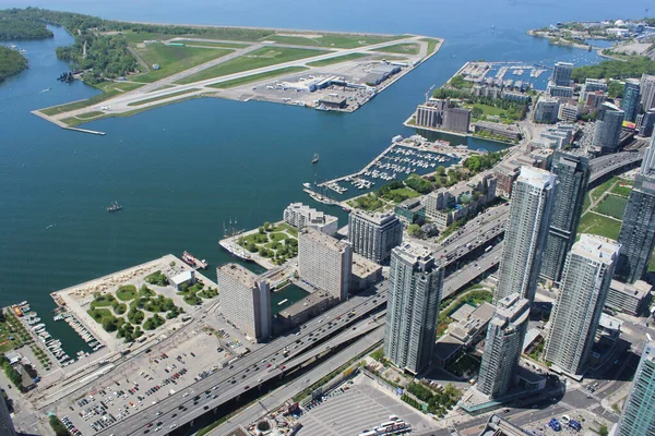 Toronto binalarının ve Ontario Gölü 'nün manzarası CN Kulesi, Toronto, Ontario, Kanada