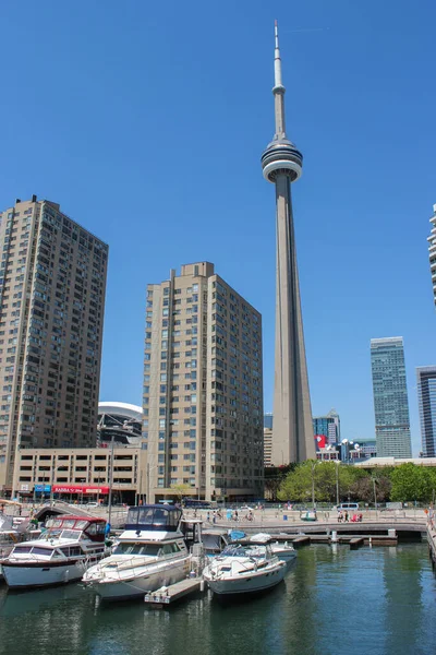 Der Tower Und Wolkenkratzer Vor Blauem Himmel Toronto Ontario Kanada — Stockfoto