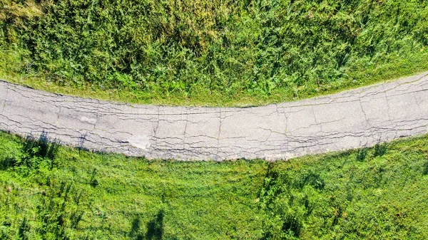 意大利农村草地和森林之间的一条公路的空中景观 — 图库照片