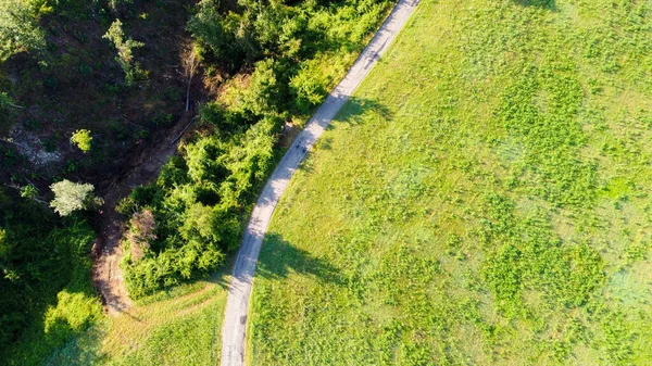 意大利农村草地和森林之间的一条公路的空中景观 — 图库照片