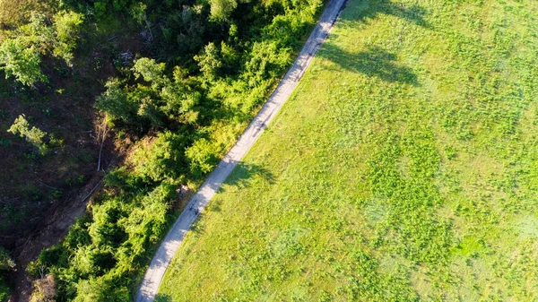 意大利农村草地和森林之间的一条公路的空中景观 — 图库照片