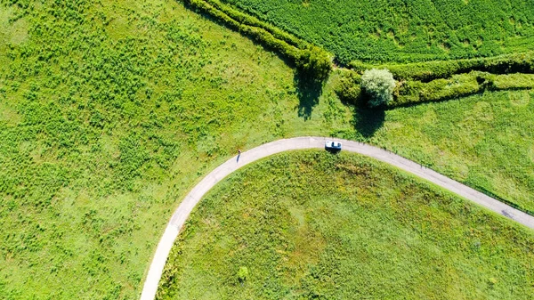 意大利农村草地和森林之间的一条公路的空中景观 — 图库照片