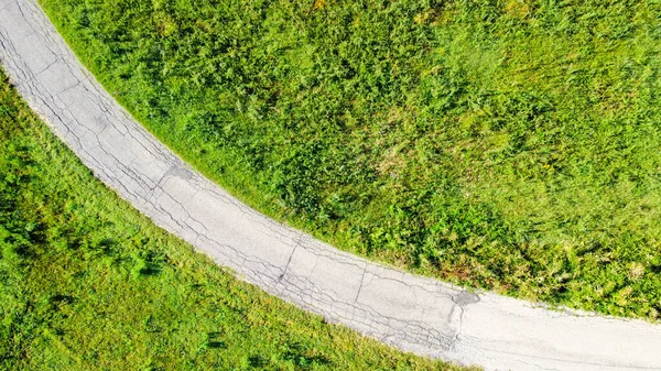 意大利农村草地和森林之间的一条公路的空中景观 — 图库照片