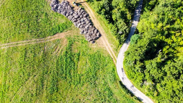 意大利农村草地和森林之间的一条公路的空中景观 — 图库照片