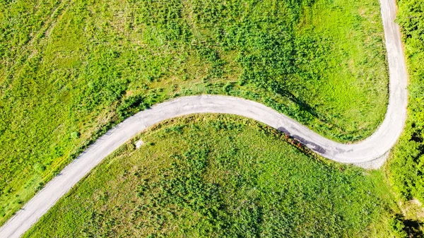 意大利农村草地和森林之间的一条公路的空中景观 — 图库照片