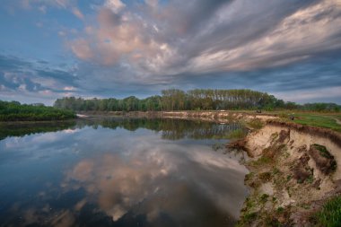 Desna nehrinin kenarında bulutlu bir sabah