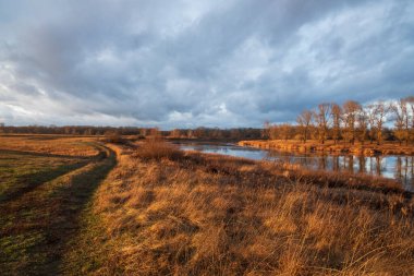 Göl kenarında bulutlu bir akşam.