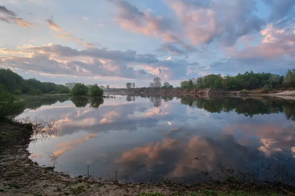 Nebelige Morgenbesinnung Über Dem Fluss — Stockfoto