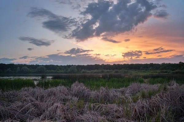 Gölün üzerinde renkli günbatımı