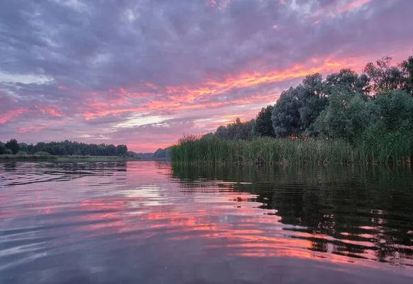 Gölün üzerinde kırmızı gün batımı