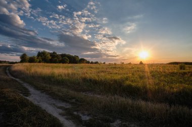 Sahada sakin bir gün batımı