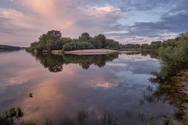 Nehrin üzerinde bulutlu bir sabah