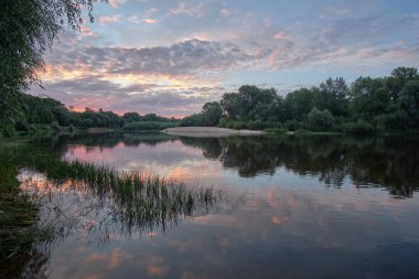 Nehirde bulutlu bir sabah