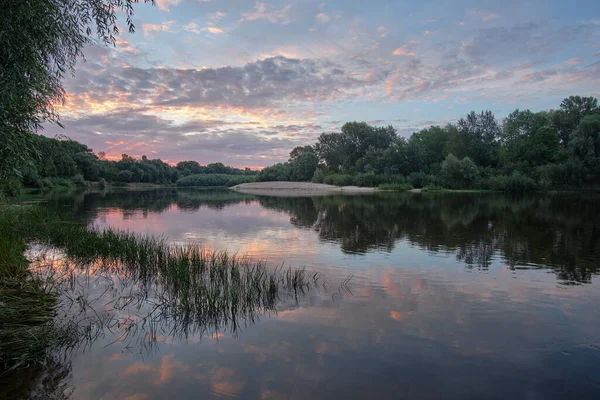 Nehirde bulutlu bir sabah