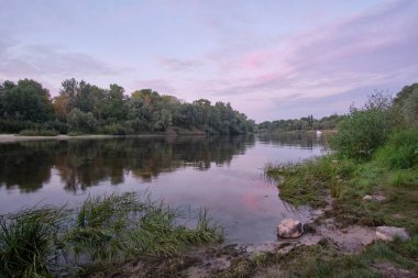 Nehrin üzerinde gün doğumu