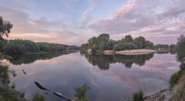 Nehrin üzerinde gün doğumu
