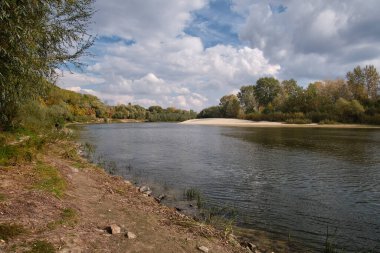 Sonbahar nehrinde sıcak bir gün.