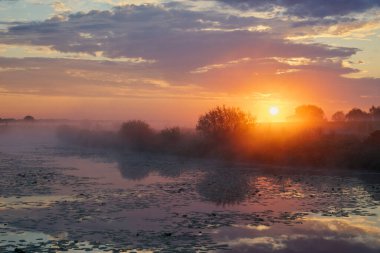 Gölün üzerinde puslu şafak.