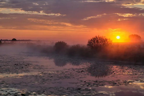 Gölün üzerinde puslu şafak.