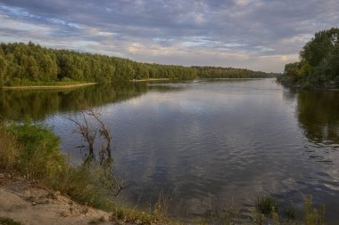 Akşam boyunca Desna Nehri boyunca gün batımında.