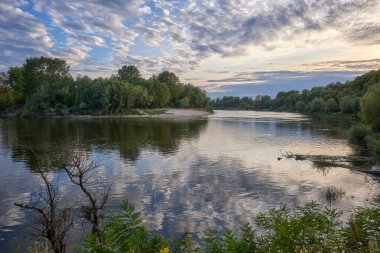 Akşam boyunca Desna Nehri boyunca gün batımında.