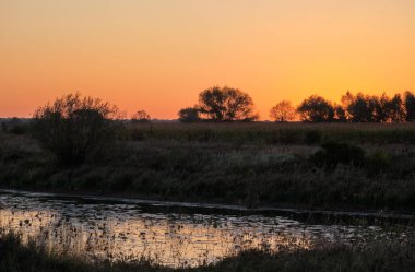 Göl üzerinde sonbahar şafak.