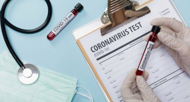 Coronavirus Salgını (COVID-19) için el ele tutuşan hastaların kan örneklerini doktor tıbbi ekipmanları ile laboratuvarda, Wuhan Çin konseptinden Yeni Coronavirüs 2019-nCoV, uzun pankartlar
