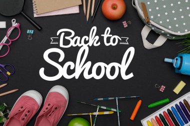 Eğitim 'in aksesuarları, sırt çantası, öğrenci kitapları, ayakkabıları, renkli boya kalemleri, kara tahta üzerinde gözlük, eğitim anlayışı ve okula dönüş.