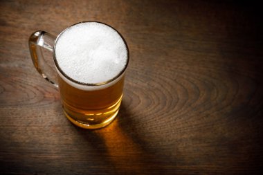 Bar tezgahında buğday olan bir bardak light bira, metin için kopyalama alanı