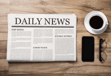 Manşetli gazete haberleri, bardaklar ve kahve fincanı ahşap masada, Daily Gazete maketi konsepti