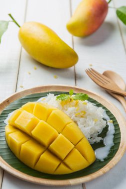 Tatlı, yapışkan pirinç, mango hindistan cevizi sütü, organik yiyecekler ve sağlıklı konsept.