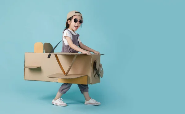 Menina Asiática Brincando Com Brinquedo Papelão Artesanato Avião Isolado Bandeira — Fotografia de Stock