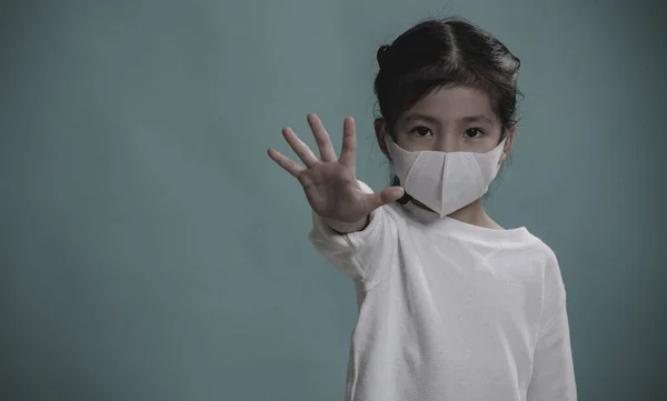 Ασιατικό Κοριτσάκι Φοράει Ιατρικές Μάσκες Προσώπου Για Προστατευθούν Από Μόλυνση — Φωτογραφία Αρχείου