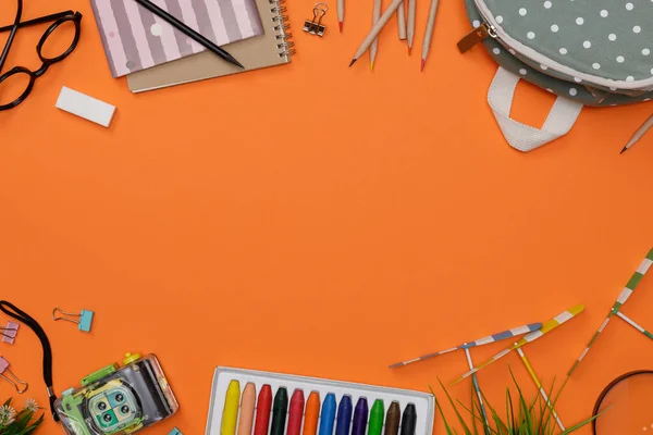 Plancha Creativa Educación Mesa Naranja Con Mochila Libros Estudiantes Cámara —  Fotos de Stock