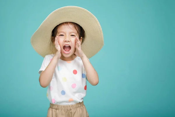 Возбужденная Азиатская Маленькая Девочка Объявляет Рассказывать Секрет Кричать Пустое Пространство — стоковое фото