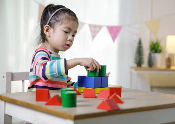 Детский Творческий Потенциал Ребенок Маленькая Азиатская Девочка Играет Красочные Строительные — стоковое фото