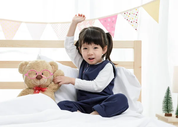 Счастливый Азиатский Ребенок Маленькая Девочка Своим Плюшевым Мишкой Семейная Концепция — стоковое фото