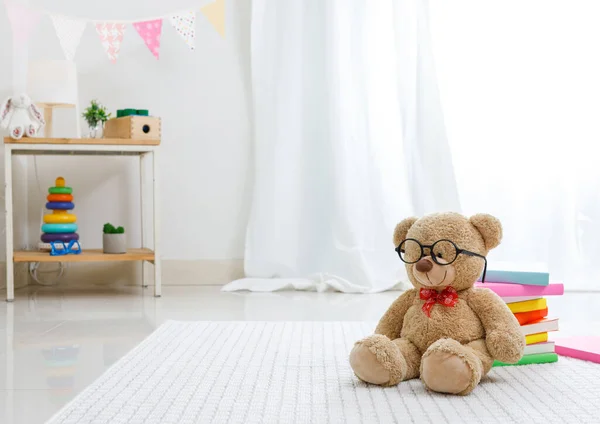 Çocuklar ve gençler için pozitif minimalist ve renkli bir oda, okul çocukları için eğitici bir kavram. Çocuk için oyun odası dekorasyonu.