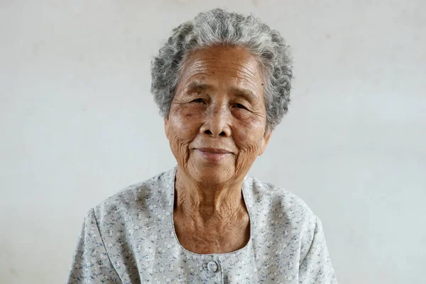 Fräsning Glada Asiatiska Äldre Senior Vit Bakgrund — Stockfoto
