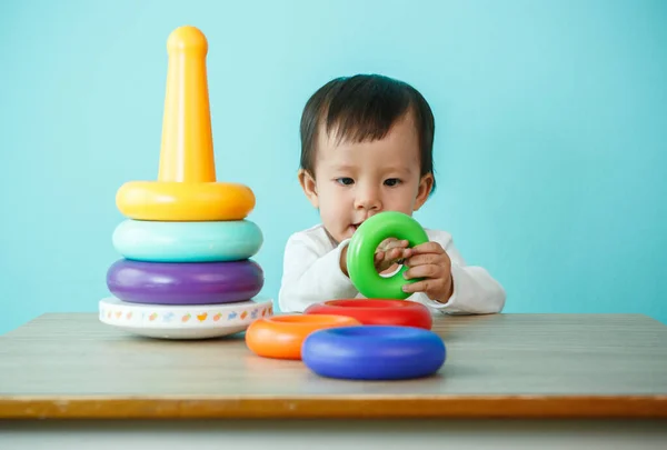 Çocuk evde yapı taşlarıyla oynuyor ya da mavi arka planda anaokulu, Çocuk ve Aile Merkezi Sağlık Konsepti