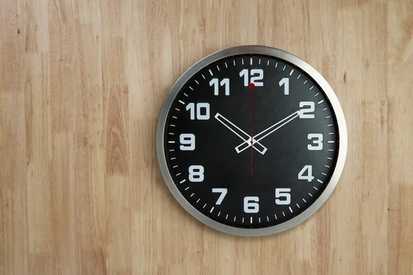 Ahşap duvar arkaplanındaki Stanless Clock saat 10: 00 'da, İş zamanı konsepti