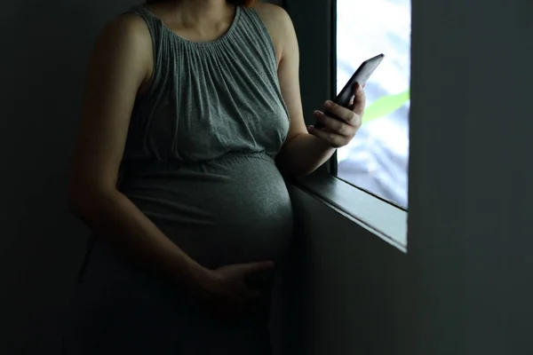 Использование Сотового Телефона Концепции Беременность Здравоохранение Новая Семья — стоковое фото
