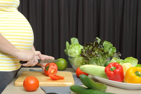 Zwangere Vrouw Kookt Gezondheidszorg Nieuw Gezinsconcept — Stockfoto