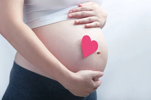 Zwangere Vrouw Met Een Roze Hart Haar Babybuik Alles Witte — Stockfoto