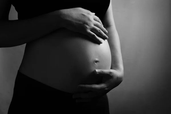 Беременная Женщина Черно Белого Цвета — стоковое фото