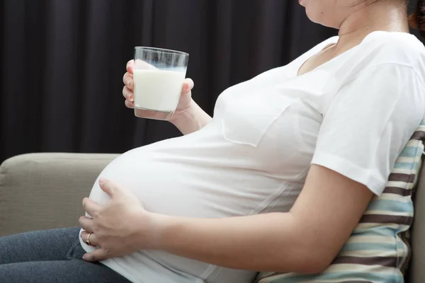Беременность Пить Молоко Диване Дома — стоковое фото